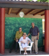 5_gino , Ben Patterson e Maria davanti al ritratto di Luigi Bonotto dipinto in diretta per il suo compleanno - i verdi 70 - maggio 2011
